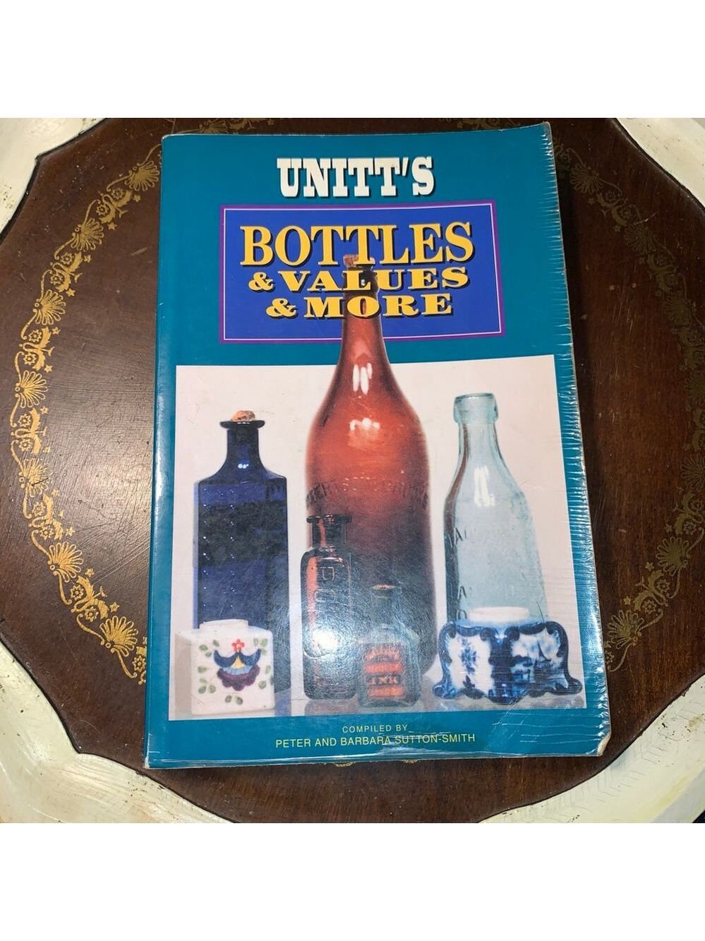 Unitt’s Bottles & Values & More guide book Blue Gold One Size